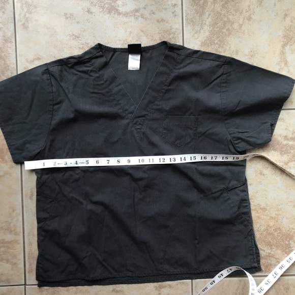 Charcoal grey scrub top - Picture 3 of 4